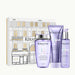 Kérastase Blond Absolu Fondant Holidays Coffret on ylellinen lahjapakkaus, joka sisältää kolme hiustenhoidon huipputuotetta vaalennetuille, raidoitetuille ja harmaille hiuksille.